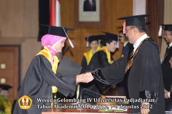 wisuda-unpad-gel-iv-2011_2012-fakultas-kedokteran-gigi-oleh-rektor-021