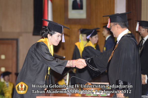 wisuda-unpad-gel-iv-2011_2012-fakultas-kedokteran-gigi-oleh-rektor-022