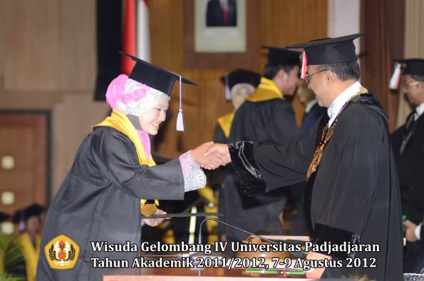 wisuda-unpad-gel-iv-2011_2012-fakultas-kedokteran-gigi-oleh-rektor-025