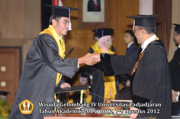 wisuda-unpad-gel-iv-2011_2012-fakultas-kedokteran-gigi-oleh-rektor-026