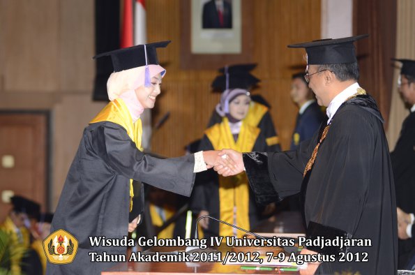 wisuda-unpad-gel-iv-2011_2012-fakultas-kedokteran-gigi-oleh-rektor-027