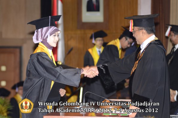 wisuda-unpad-gel-iv-2011_2012-fakultas-kedokteran-gigi-oleh-rektor-028