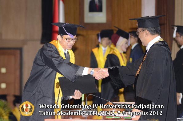 wisuda-unpad-gel-iv-2011_2012-fakultas-kedokteran-gigi-oleh-rektor-030