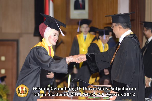 wisuda-unpad-gel-iv-2011_2012-fakultas-kedokteran-gigi-oleh-rektor-031