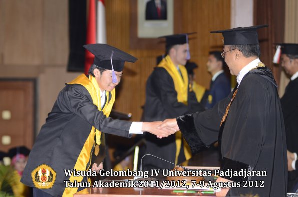 wisuda-unpad-gel-iv-2011_2012-fakultas-kedokteran-gigi-oleh-rektor-032