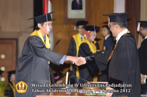 wisuda-unpad-gel-iv-2011_2012-fakultas-kedokteran-gigi-oleh-rektor-034