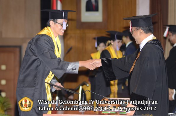 wisuda-unpad-gel-iv-2011_2012-fakultas-kedokteran-gigi-oleh-rektor-036