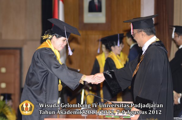 wisuda-unpad-gel-iv-2011_2012-fakultas-kedokteran-gigi-oleh-rektor-037