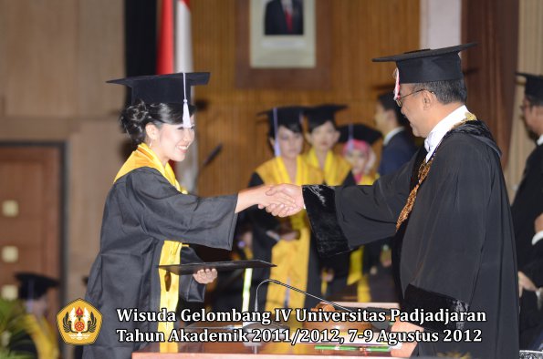 wisuda-unpad-gel-iv-2011_2012-fakultas-kedokteran-gigi-oleh-rektor-038