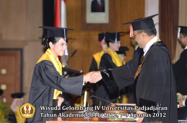 wisuda-unpad-gel-iv-2011_2012-fakultas-kedokteran-gigi-oleh-rektor-039