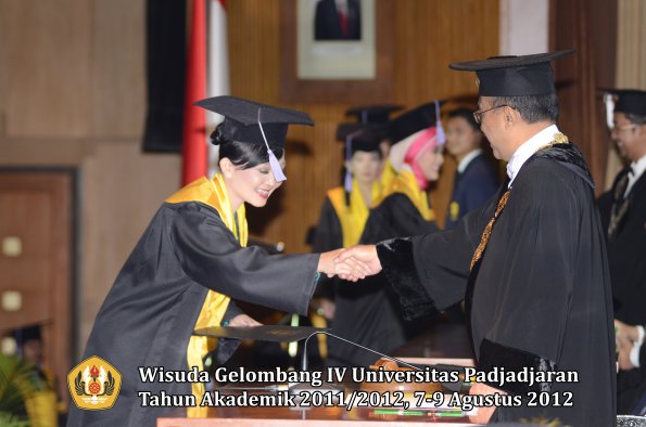 wisuda-unpad-gel-iv-2011_2012-fakultas-kedokteran-gigi-oleh-rektor-040