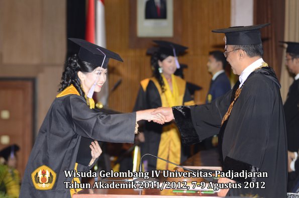 wisuda-unpad-gel-iv-2011_2012-fakultas-kedokteran-gigi-oleh-rektor-042