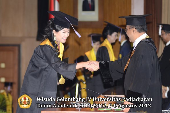 wisuda-unpad-gel-iv-2011_2012-fakultas-kedokteran-gigi-oleh-rektor-043