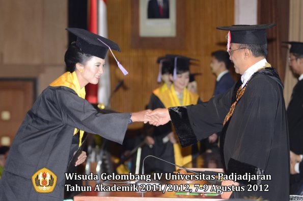 wisuda-unpad-gel-iv-2011_2012-fakultas-kedokteran-gigi-oleh-rektor-044