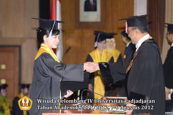 wisuda-unpad-gel-iv-2011_2012-fakultas-kedokteran-gigi-oleh-rektor-045