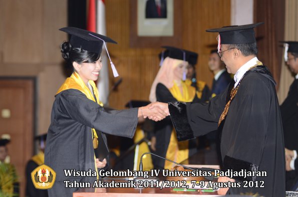 wisuda-unpad-gel-iv-2011_2012-fakultas-kedokteran-gigi-oleh-rektor-046