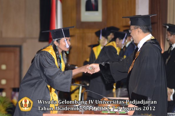 wisuda-unpad-gel-iv-2011_2012-fakultas-kedokteran-gigi-oleh-rektor-049