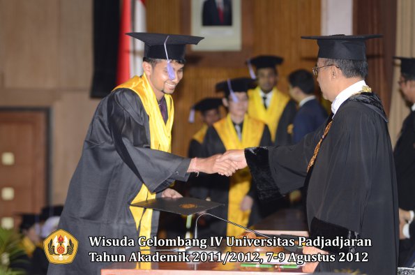 wisuda-unpad-gel-iv-2011_2012-fakultas-kedokteran-gigi-oleh-rektor-052