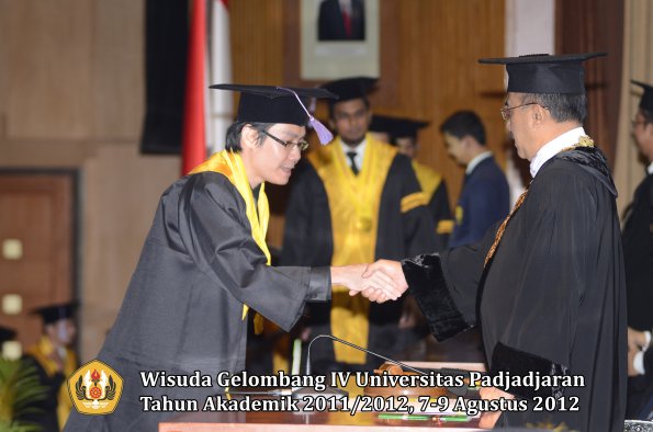 wisuda-unpad-gel-iv-2011_2012-fakultas-kedokteran-gigi-oleh-rektor-053