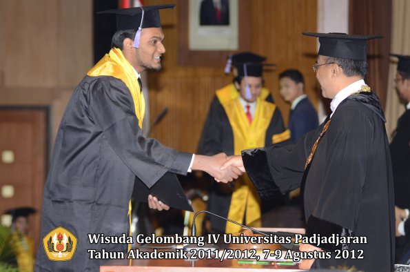 wisuda-unpad-gel-iv-2011_2012-fakultas-kedokteran-gigi-oleh-rektor-054