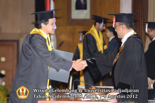 wisuda-unpad-gel-iv-2011_2012-fakultas-kedokteran-gigi-oleh-rektor-055