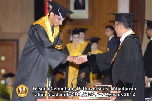 wisuda-unpad-gel-iv-2011_2012-fakultas-kedokteran-gigi-oleh-rektor-056