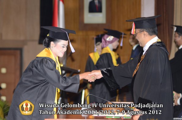 wisuda-unpad-gel-iv-2011_2012-fakultas-kedokteran-gigi-oleh-rektor-057