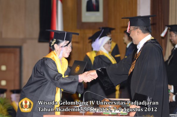 wisuda-unpad-gel-iv-2011_2012-fakultas-kedokteran-gigi-oleh-rektor-059