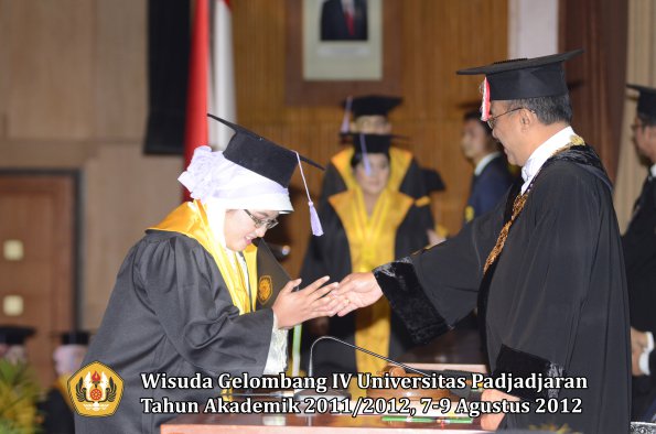 wisuda-unpad-gel-iv-2011_2012-fakultas-kedokteran-gigi-oleh-rektor-060