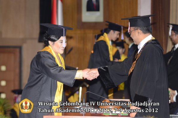 wisuda-unpad-gel-iv-2011_2012-fakultas-kedokteran-gigi-oleh-rektor-061