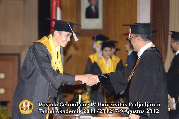 wisuda-unpad-gel-iv-2011_2012-fakultas-kedokteran-gigi-oleh-rektor-062