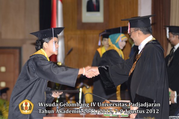 wisuda-unpad-gel-iv-2011_2012-fakultas-kedokteran-gigi-oleh-rektor-063