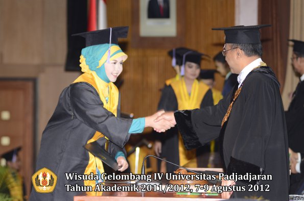 wisuda-unpad-gel-iv-2011_2012-fakultas-kedokteran-gigi-oleh-rektor-064