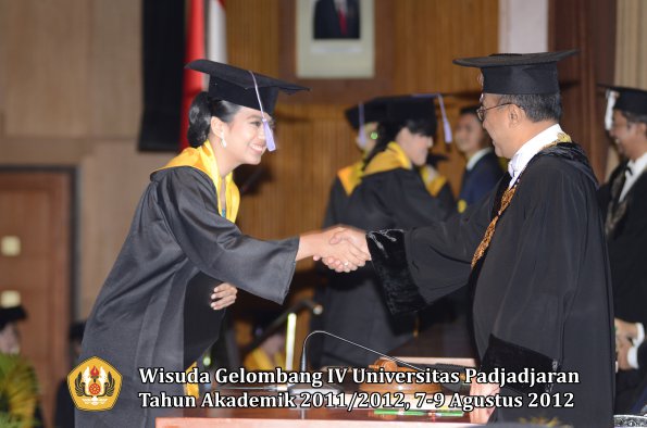 wisuda-unpad-gel-iv-2011_2012-fakultas-kedokteran-gigi-oleh-rektor-065