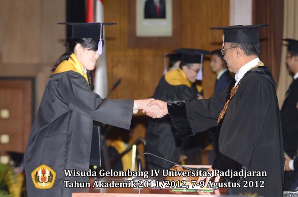 wisuda-unpad-gel-iv-2011_2012-fakultas-kedokteran-gigi-oleh-rektor-066