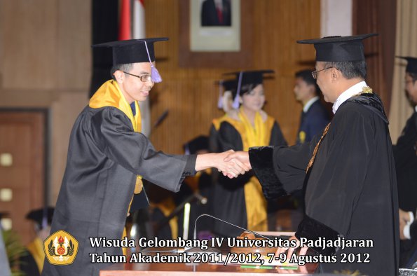 wisuda-unpad-gel-iv-2011_2012-fakultas-kedokteran-gigi-oleh-rektor-067