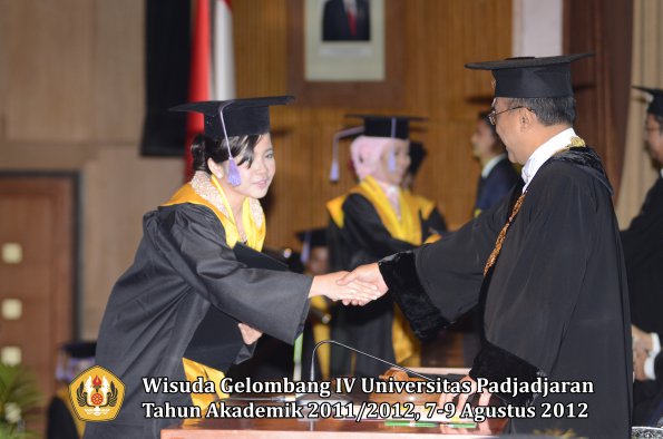 wisuda-unpad-gel-iv-2011_2012-fakultas-kedokteran-gigi-oleh-rektor-068