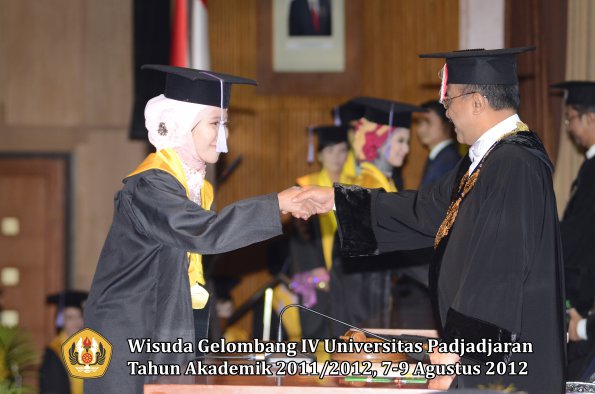 wisuda-unpad-gel-iv-2011_2012-fakultas-kedokteran-gigi-oleh-rektor-069