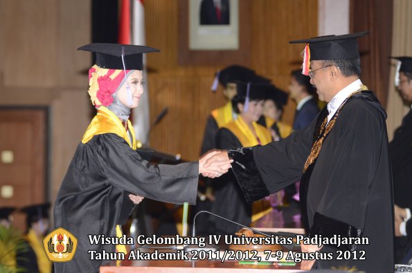 wisuda-unpad-gel-iv-2011_2012-fakultas-kedokteran-gigi-oleh-rektor-070