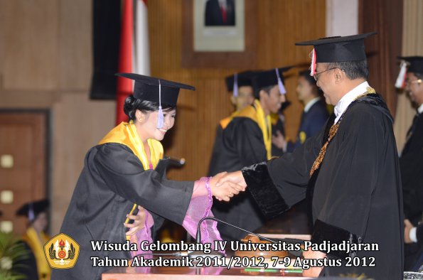 wisuda-unpad-gel-iv-2011_2012-fakultas-kedokteran-gigi-oleh-rektor-071