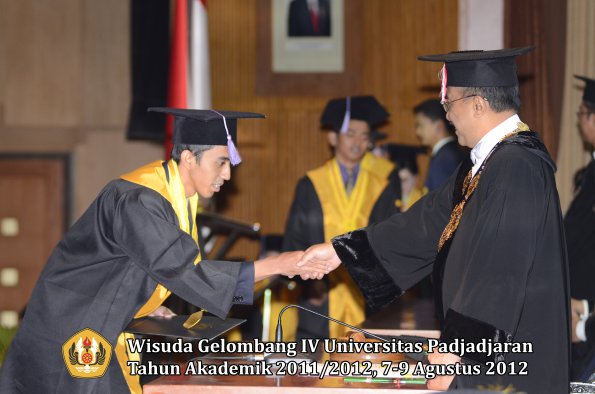 wisuda-unpad-gel-iv-2011_2012-fakultas-kedokteran-gigi-oleh-rektor-072