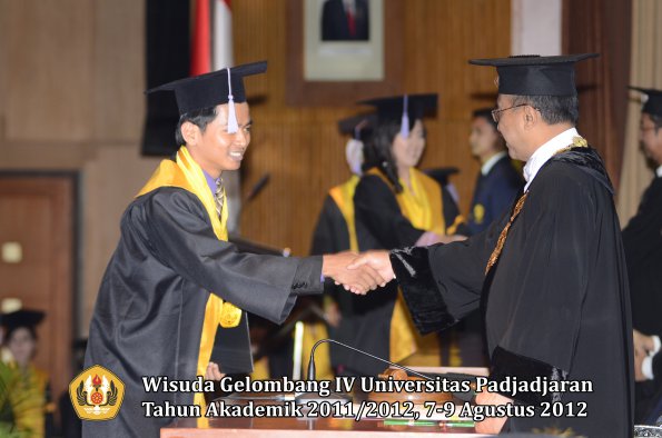 wisuda-unpad-gel-iv-2011_2012-fakultas-kedokteran-gigi-oleh-rektor-073