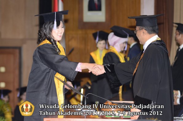 wisuda-unpad-gel-iv-2011_2012-fakultas-kedokteran-gigi-oleh-rektor-074