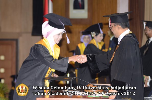 wisuda-unpad-gel-iv-2011_2012-fakultas-kedokteran-gigi-oleh-rektor-075