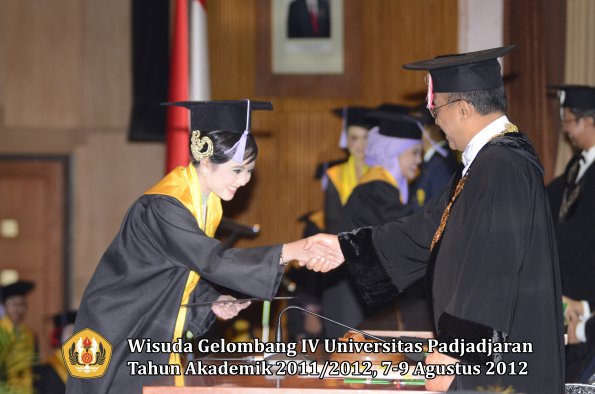 wisuda-unpad-gel-iv-2011_2012-fakultas-kedokteran-gigi-oleh-rektor-076