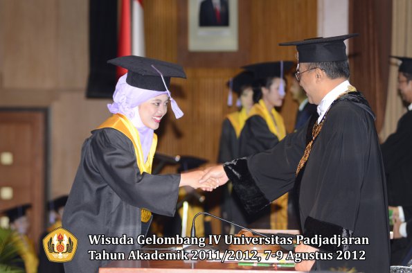 wisuda-unpad-gel-iv-2011_2012-fakultas-kedokteran-gigi-oleh-rektor-077