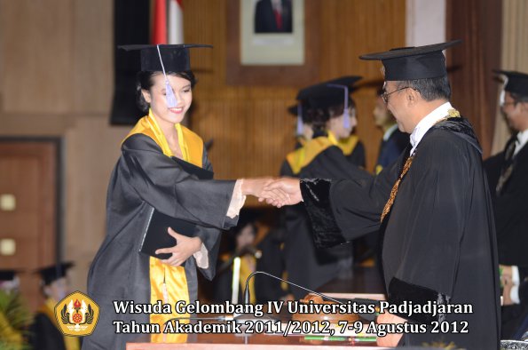 wisuda-unpad-gel-iv-2011_2012-fakultas-kedokteran-gigi-oleh-rektor-078