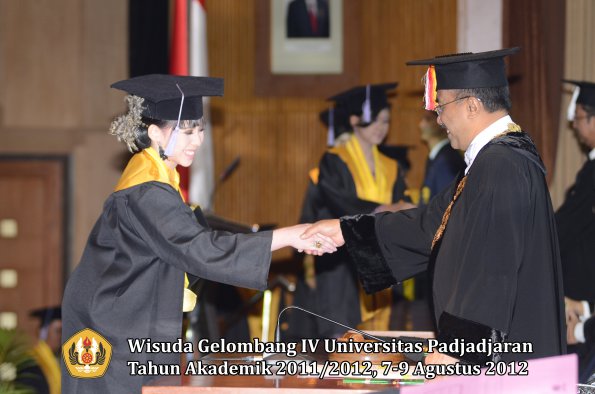 wisuda-unpad-gel-iv-2011_2012-fakultas-kedokteran-gigi-oleh-rektor-079