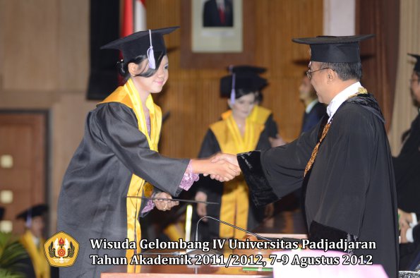 wisuda-unpad-gel-iv-2011_2012-fakultas-kedokteran-gigi-oleh-rektor-080