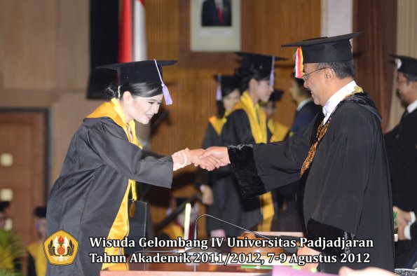 wisuda-unpad-gel-iv-2011_2012-fakultas-kedokteran-gigi-oleh-rektor-081